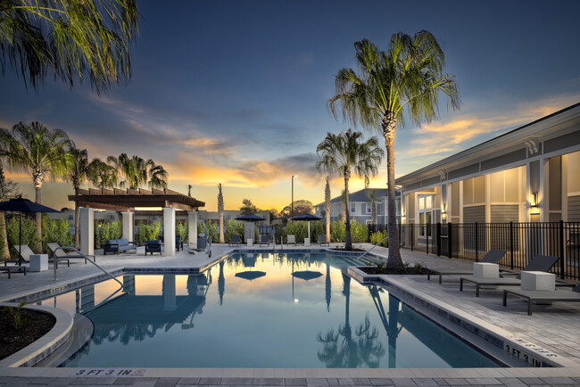 Piscina inspirada en el resort en Jackson Palms Affordable Apartments en Jacksonville, Florida - Jackson Palms