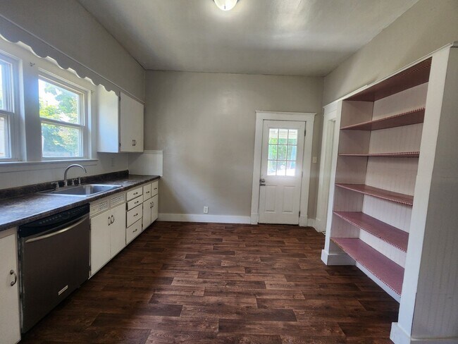 Building Photo - 5 Bedrooms 1.5 Bath on the Northeast side ...