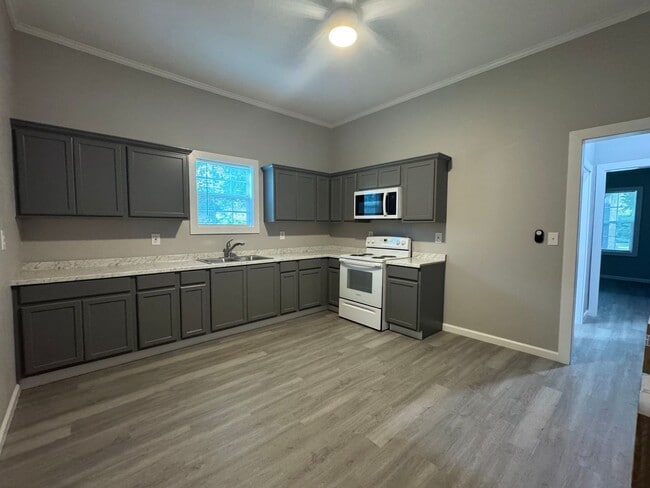 Building Photo - One bedroom in Monroe!