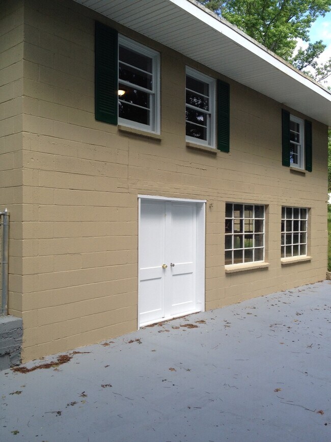 Building Photo - **UPCOMING**3 Bedroom / 2 Bathroom Home fo...