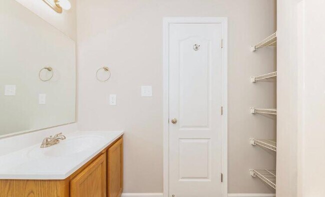 Building Photo - 536 Dove Way