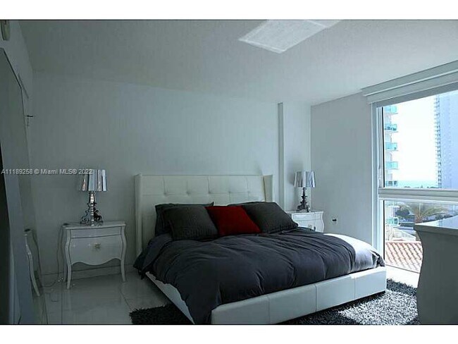 Foto del edificio - 200 Sunny Isles Blvd