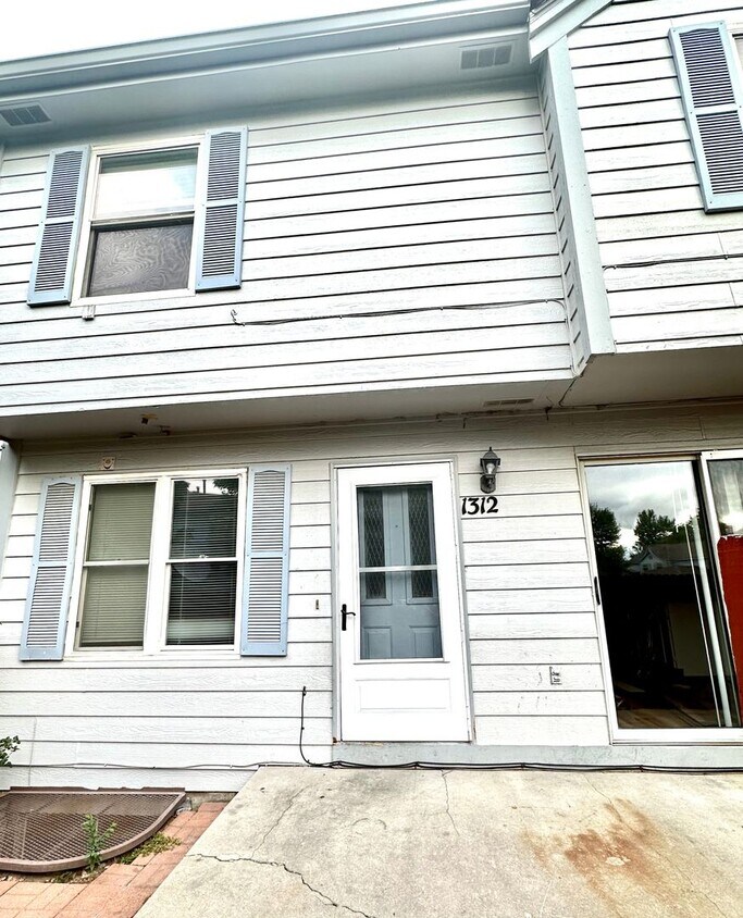 Primary Photo - Available NOW!! 2 Bedroom, 2 Bath 3 Story ...