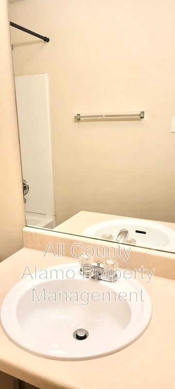 Building Photo - 10611 Mathom Landing