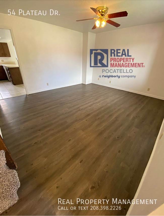 Building Photo - 3 bedroom 1.5 bath Duplex - Pets negotiable