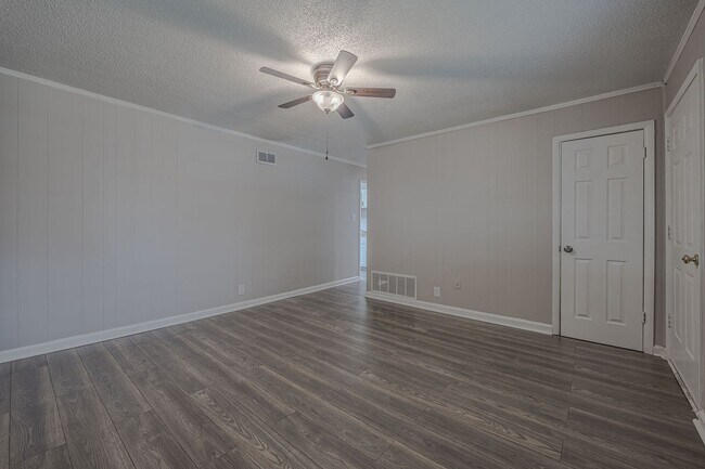 Foto del edificio - 2215 Sutton-Move in ready!