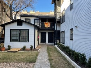 Building Photo - 912 W 22nd 1/2 St