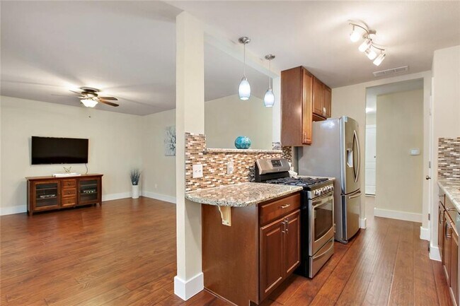 Foto del edificio - 6101 Harwin Ln
