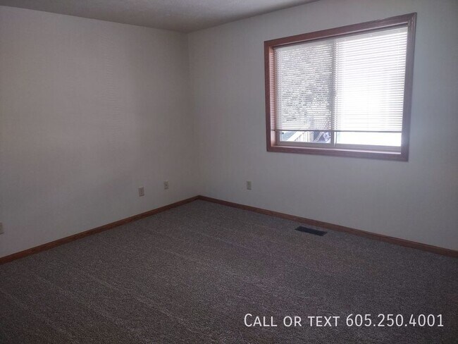 Building Photo - Charming 2 Bedroom 2 Bathroom Centrally Lo...