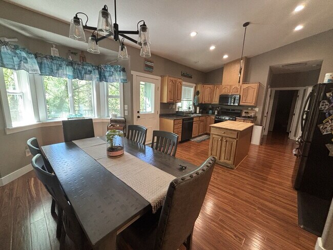 Foto del edificio - Spacious 2,048sf 3-bed home on acreage in Garden Valley!