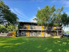 Building Photo - 901 Springdale Rd