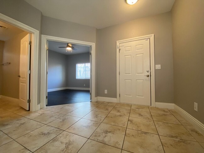 Foto del edificio - Beautiful 4-Bedroom Home with Den in Mountain’s Edge