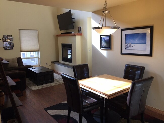 Building Photo - Dog friendly 3 Bedroom Condo!
