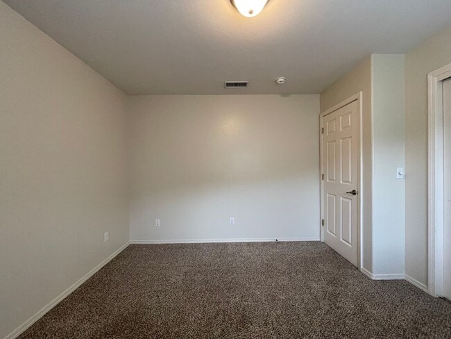 Building Photo - 3895 Hillcrest Dr