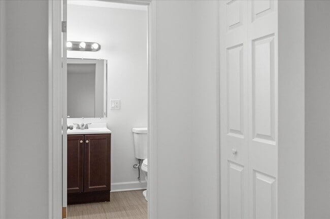 Building Photo - 6211 N Kenmore Ave