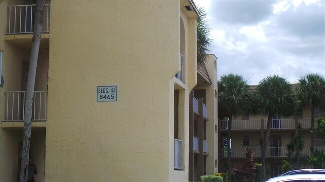 Foto del edificio - 8465 Sunrise Lakes Blvd