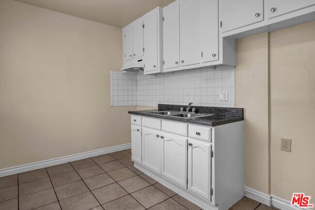 Building Photo - 225 W 75th St