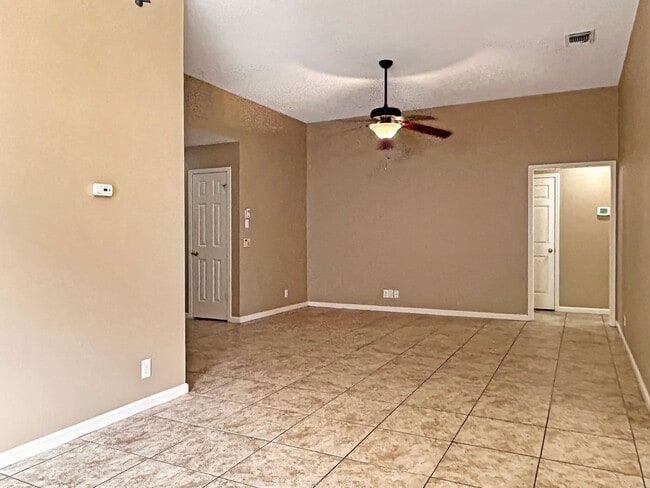 Building Photo - Charming 3-Bedroom Home in Great Northwest...