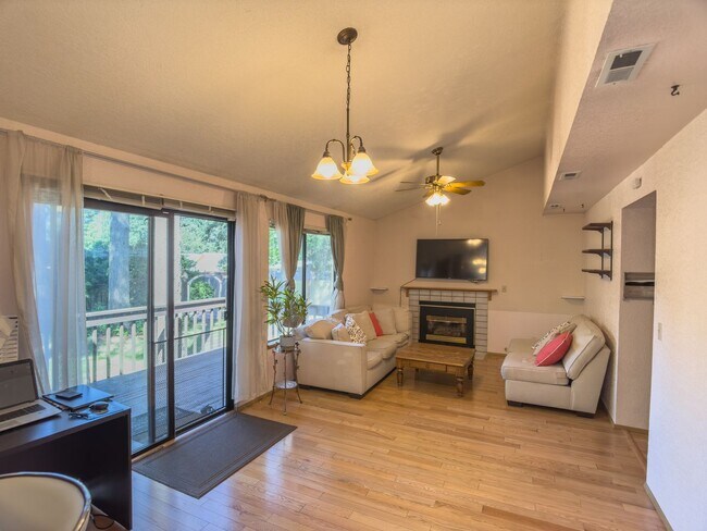 Building Photo - 3 Bedroom/2.5 Bathroom home in Desirable C...