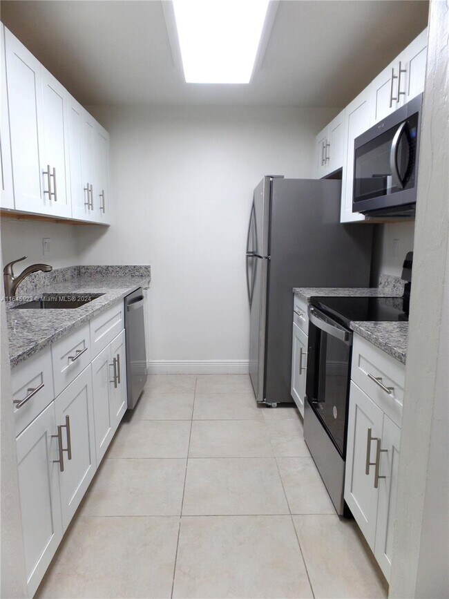 Building Photo - 7225 Miami Lakes Dr