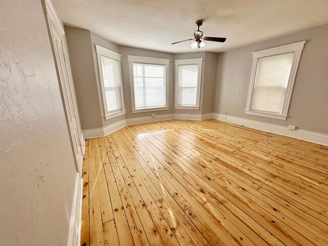 Building Photo - 38 Oriole St