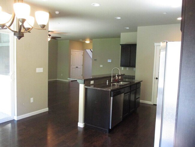 Building Photo - Lovely 4 bedroom 3 bath home in South Kitsap