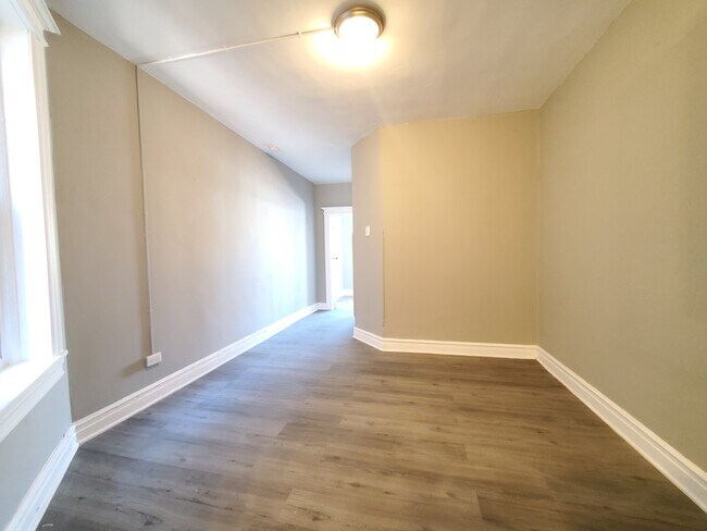 102 Avenida Romaine 3 - 101 Romaine Ave