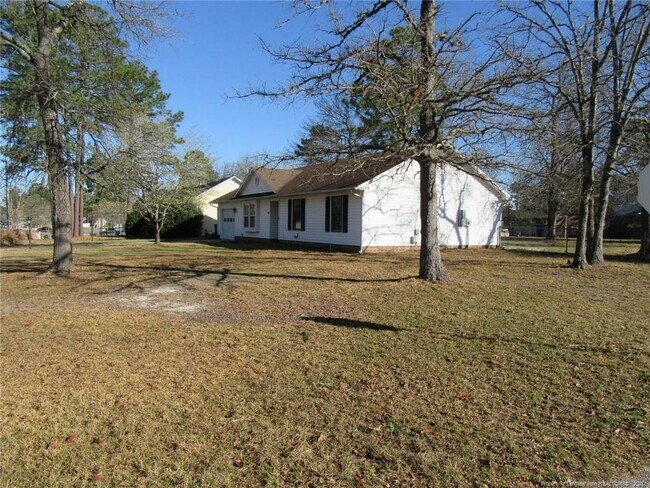 Building Photo - 825 Rim Rd