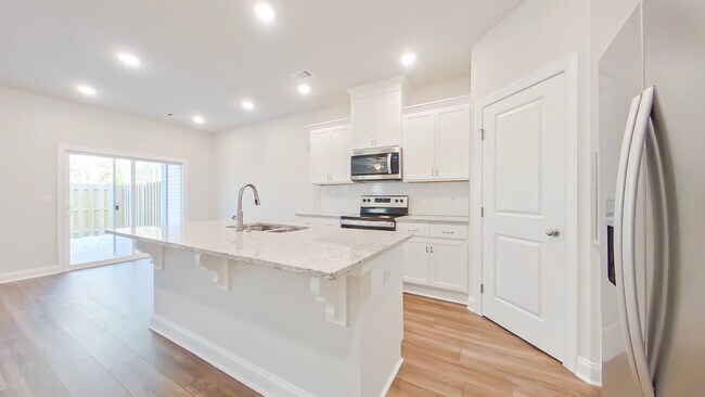 Building Photo - Like New Townhome