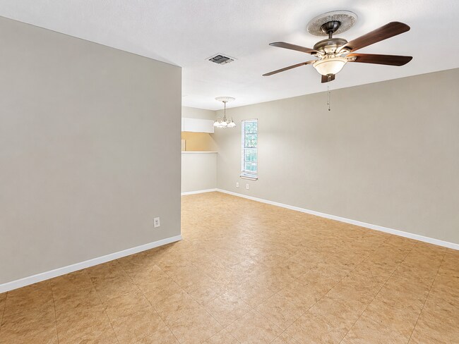 Foto del edificio - NICE 1 BR CONDO IN DESIRED GATED COMMUNITY*EASY ACCESS TO I35, 410, AND SHOPPING*APPLIANCES INCLU...