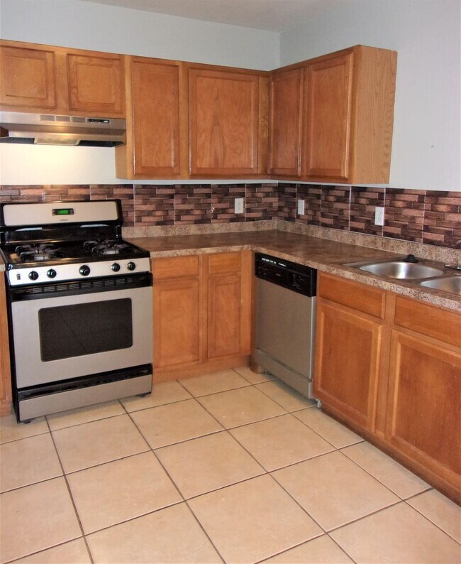 Building Photo - 3 BED 2 BATH 2 CAR GARAGE COLLEGE PARK-OKC