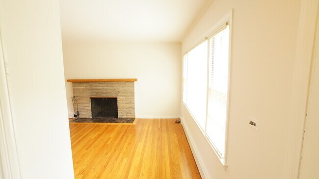 Building Photo - 1704 Lake Ave