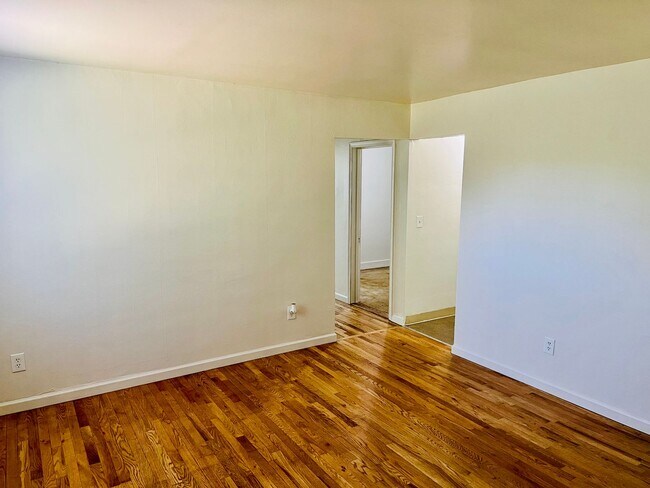 Foto del edificio - Crisp Duplex, offstreet parking, great backyard too.