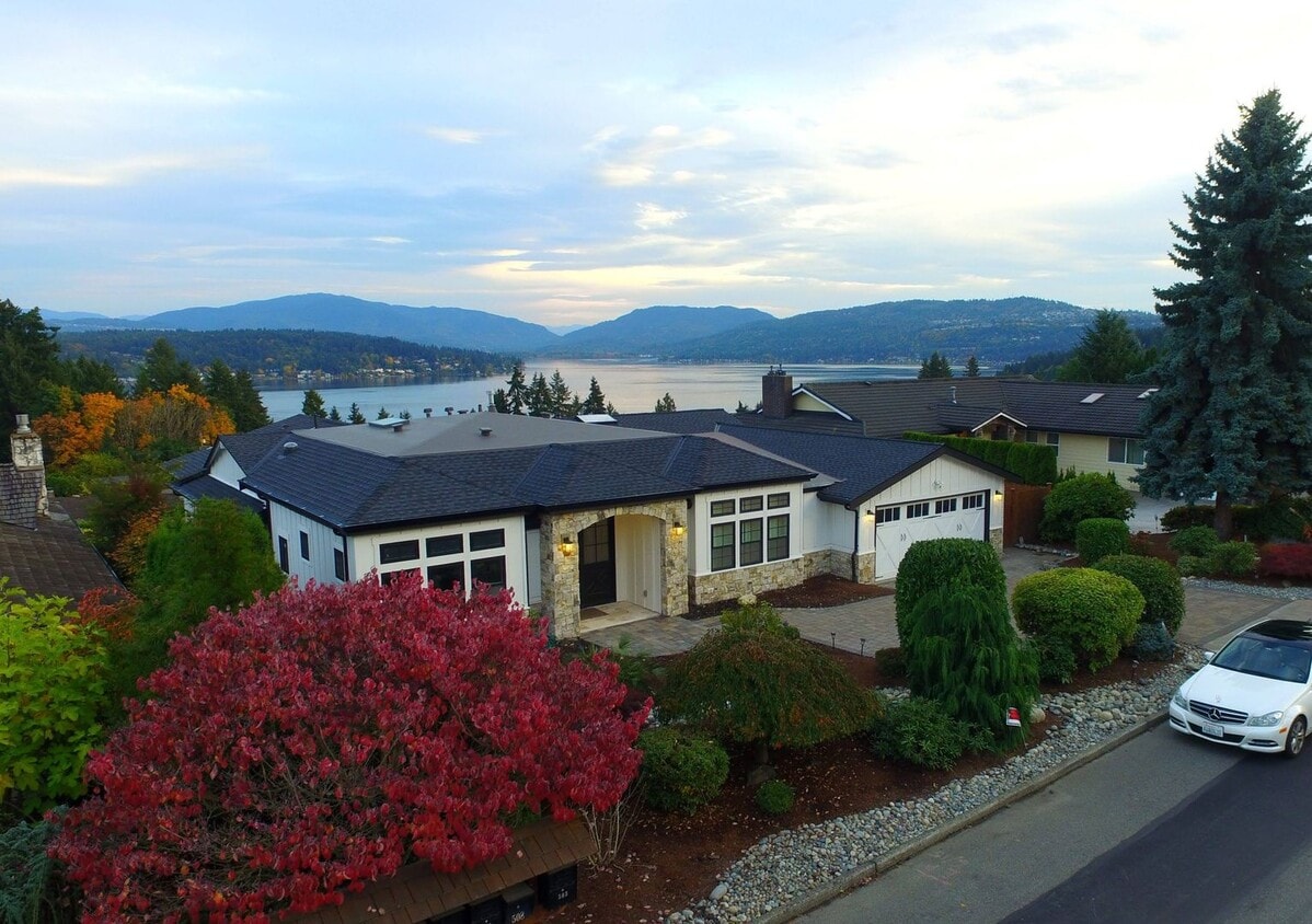 Primary Photo - Lochmoor Lakeview Home in Bellevue
