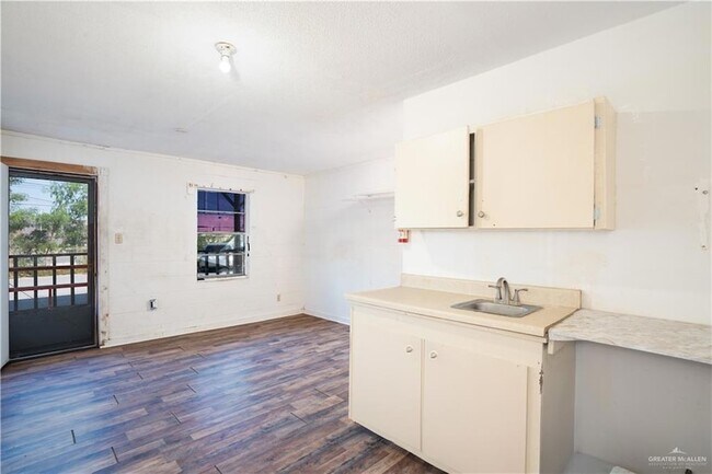 Building Photo - 130 N Texas Ave