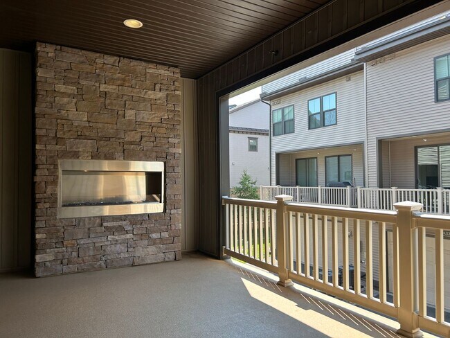 Foto del edificio - 4 level townhome in Westmoore ready for mo...