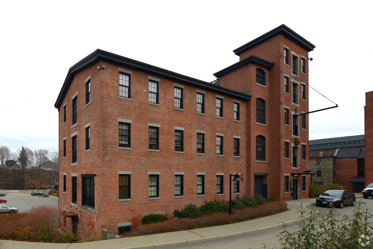 555 M Residential 555 Roosevelt Ave Central Falls, RI Apartments