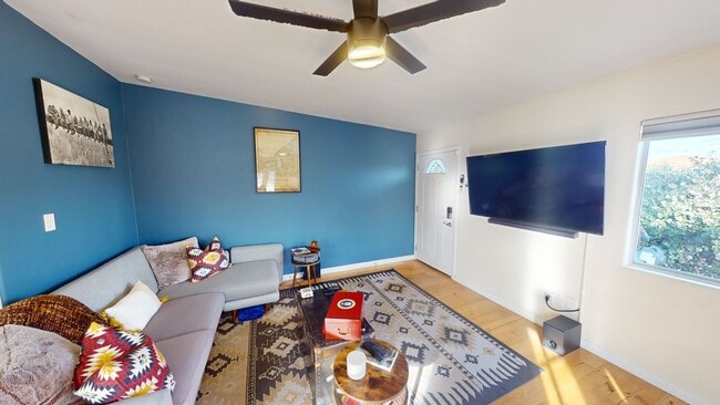 Foto del edificio - Charming 2-Bedroom Home with Mini Golf Course, Spacious Yard, and Ample Parking