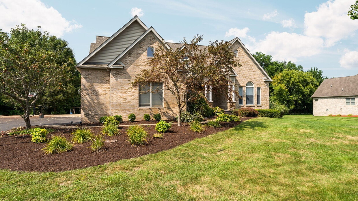 Foto principal - 9069 Emerson Dr