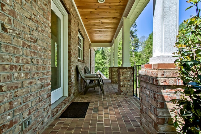 Building Photo - 111 Daleyuhski Way