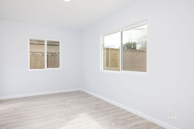 Building Photo - Beautiful fully remodeled 3 bedroom