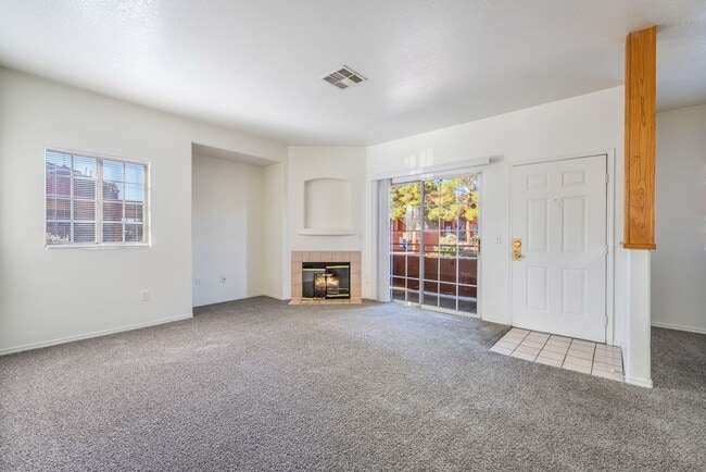 Building Photo - Cute 3 Bedroom Condo!