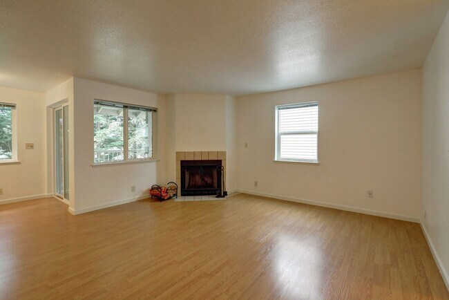 Foto del edificio - Beautiful 2 Bedroom Condo in Great Highlands Neighborhood!!