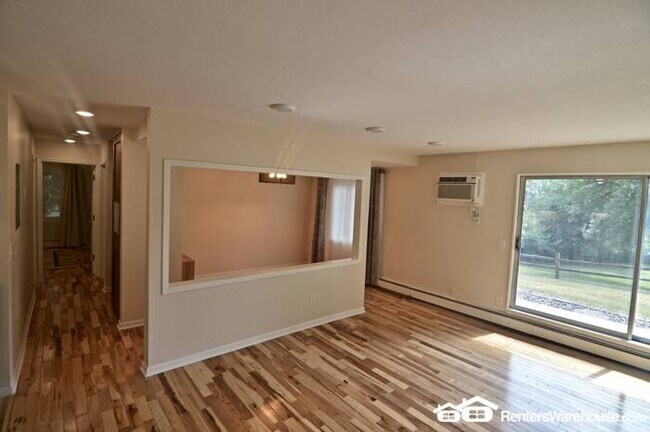 Building Photo - Beautiful 2B/2BA Condo Located in Robbinsdale with Lakeview.