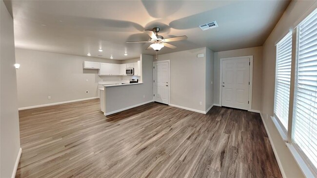 Building Photo - *MOVE IN SPECIAL: 1st Full months RENT FRE...