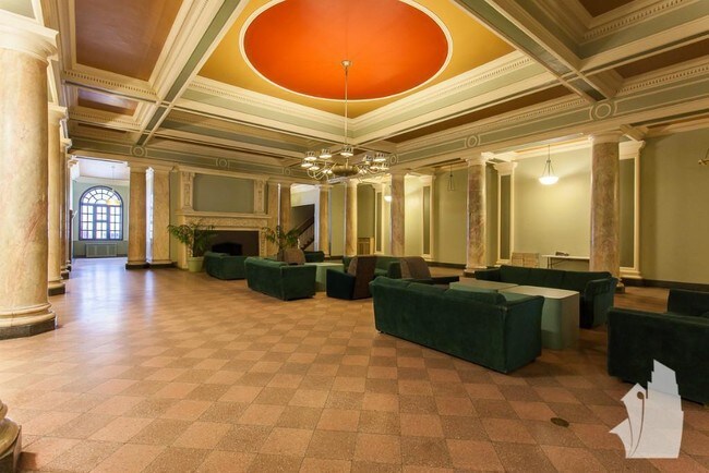 Building Photo - 540 W Briar Pl