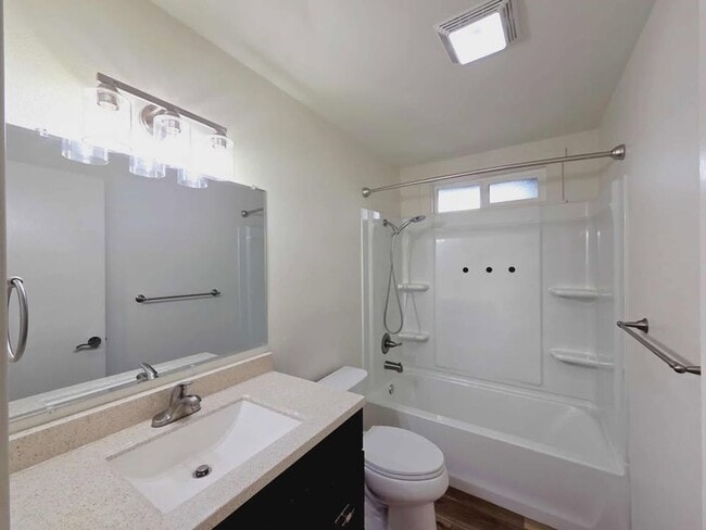 Building Photo - Gorgeous Renovated 3 Bed 2.5 Bath Duplex!