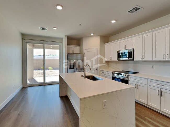 Building Photo - 850 English Primrose St