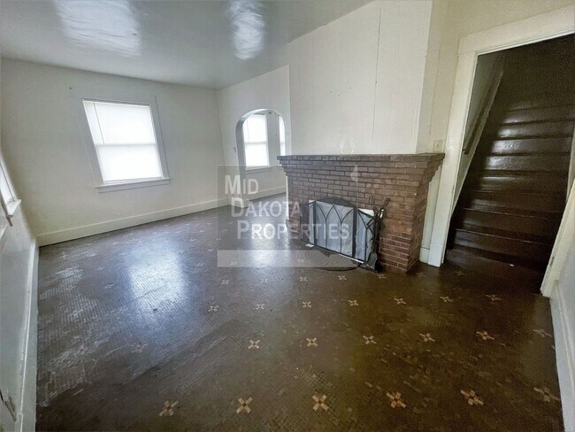 Building Photo - 415 W 2nd- 3 bedroom house