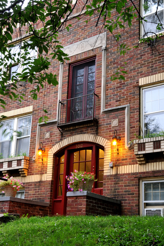 Beautiful vintage building - 3012 James Ave S